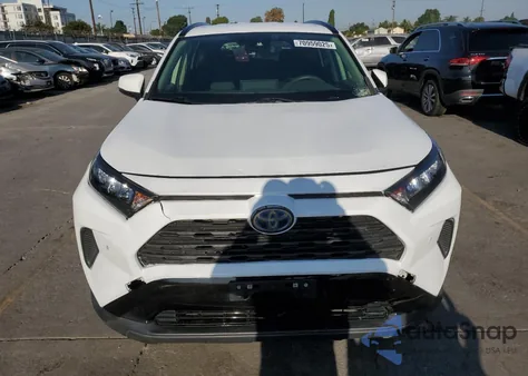 2020 Toyota Rav4 Le z USA, uszkodzony, nr VIN JTMMWRFV1LD064097